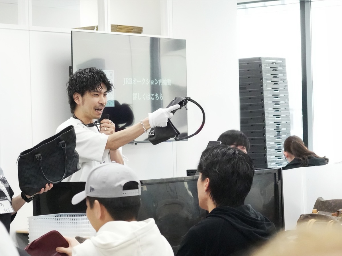 JRB オークションのリアル手競りの様子
