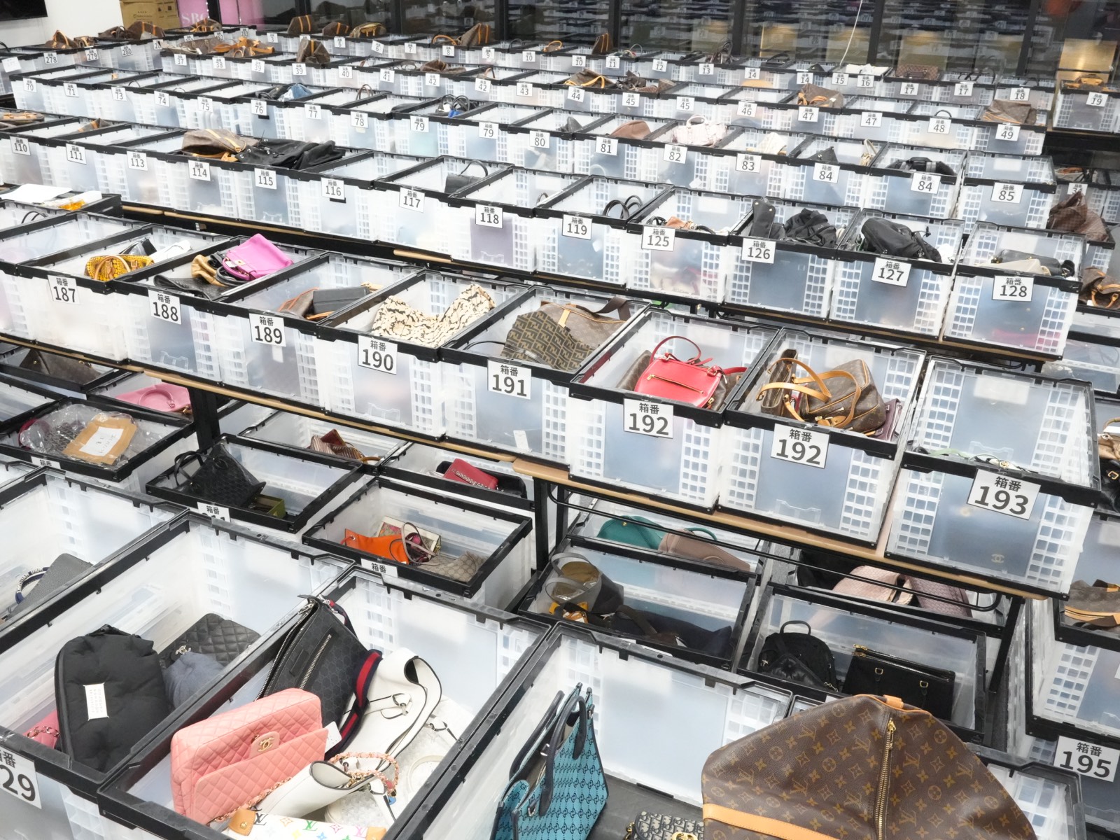 箱番号ごとに並べられた出品商品