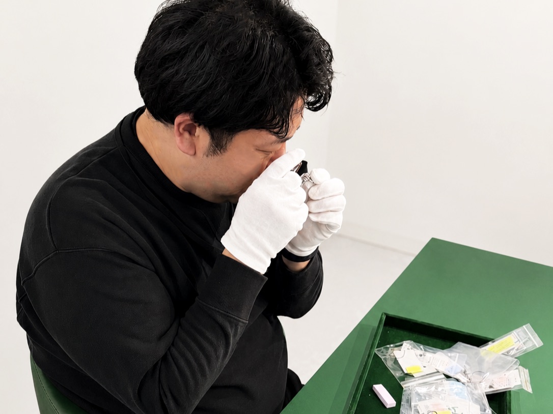 手袋をして商品を確認する担当者