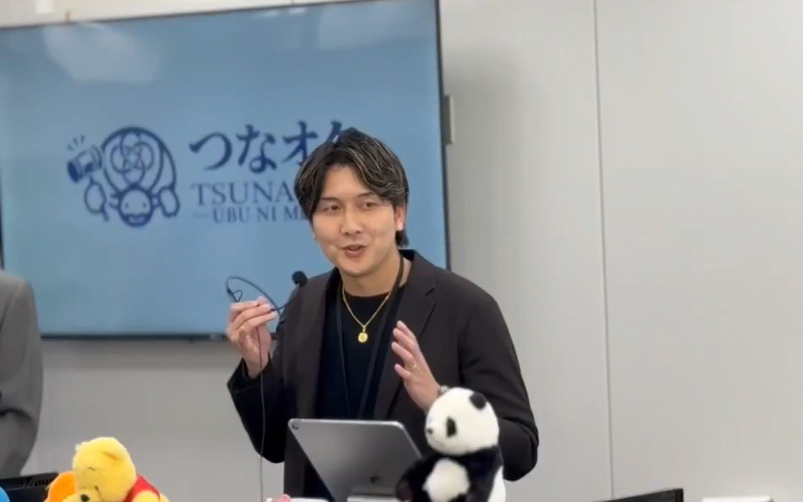 つなオクの会場の様子