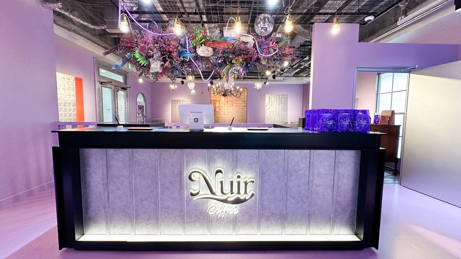NUIR COFFEE 神南坂の店内。ドライフラワーの装飾