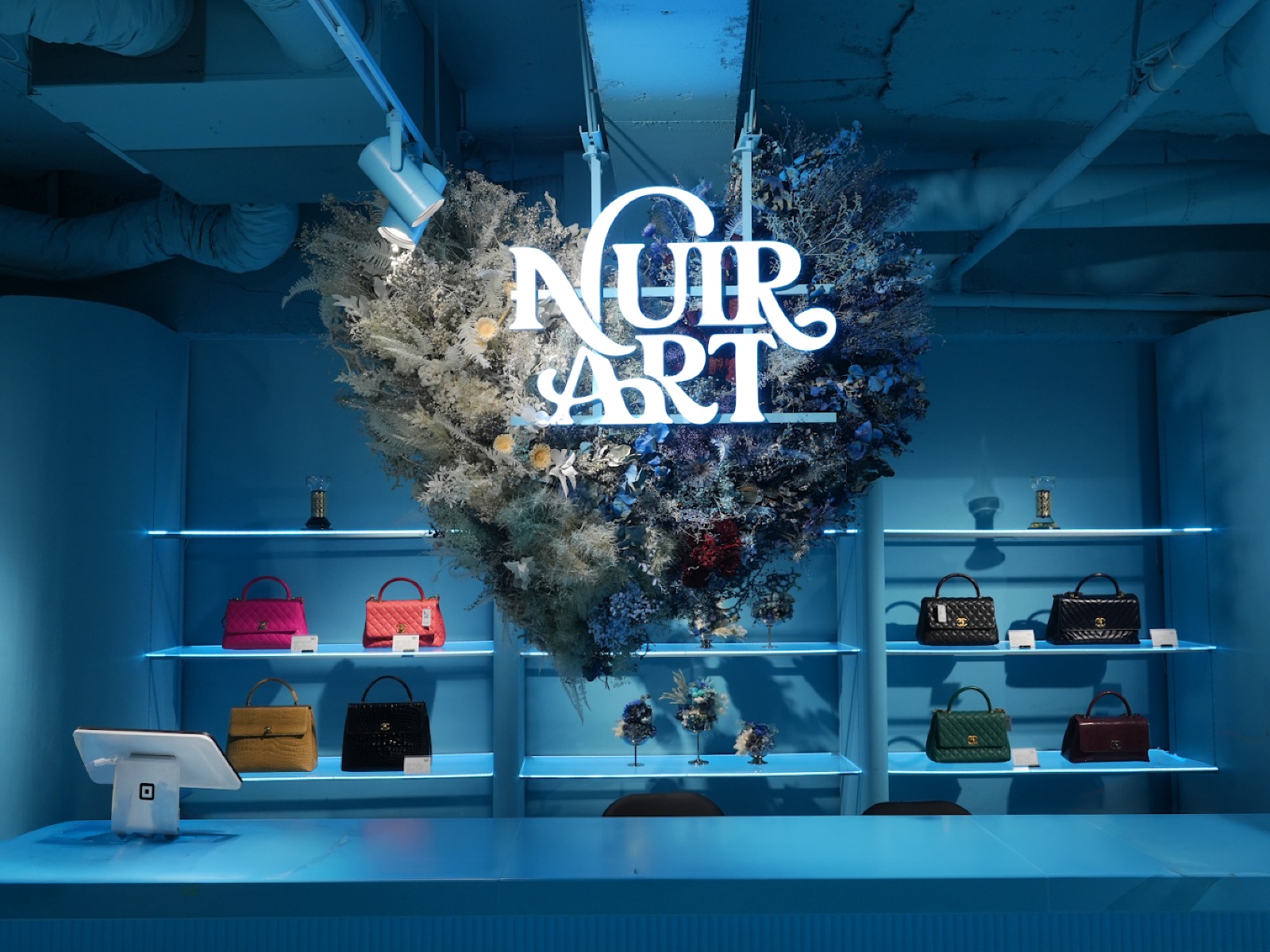 NUIR ART の店内。ドライフラワーの装飾